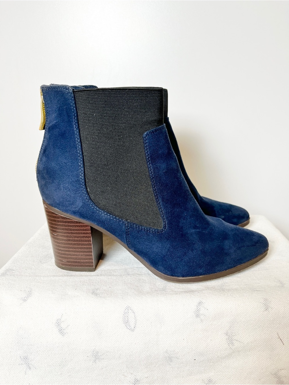 Fioni Navy Blue Faux Suede Chelsea Booties – Gold Zip Block Heel Ankle Boots 8